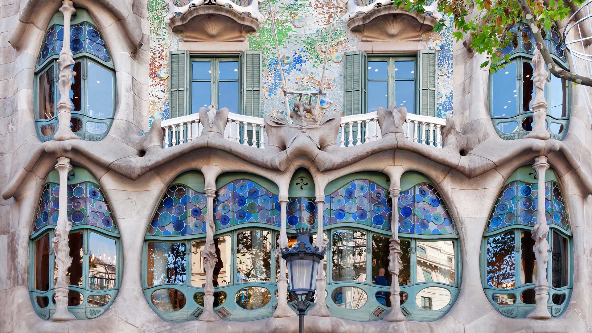 Barcelona-Gaudi-exterior-detail