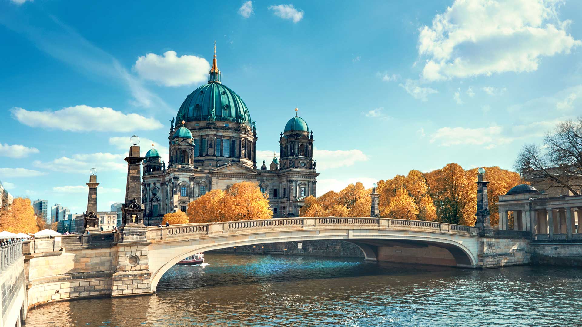 Berlin-Cathedral-with-a-bridge-over-Spree-river-in-Autumn-1920x1080