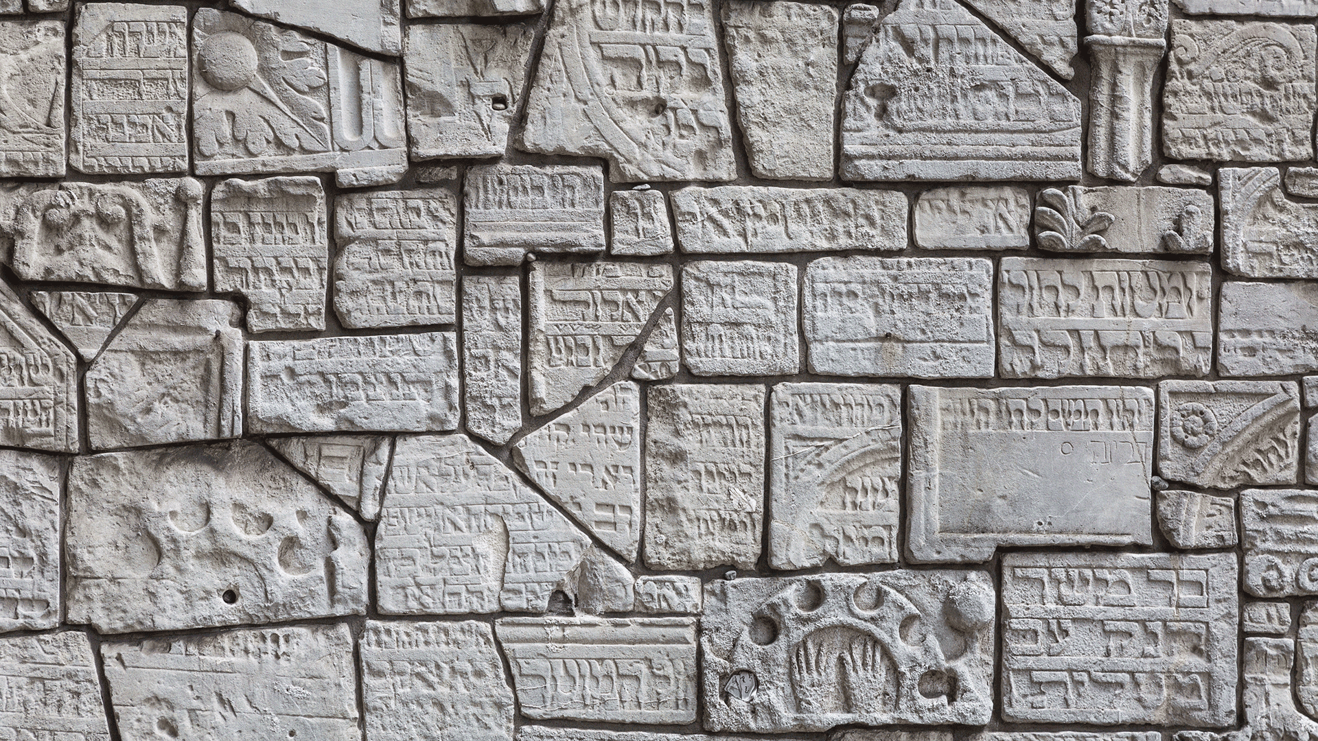 Fragments-of-jewish-tombstones-on-a-wall-in-the-jewish-cemetery-in-Krakow