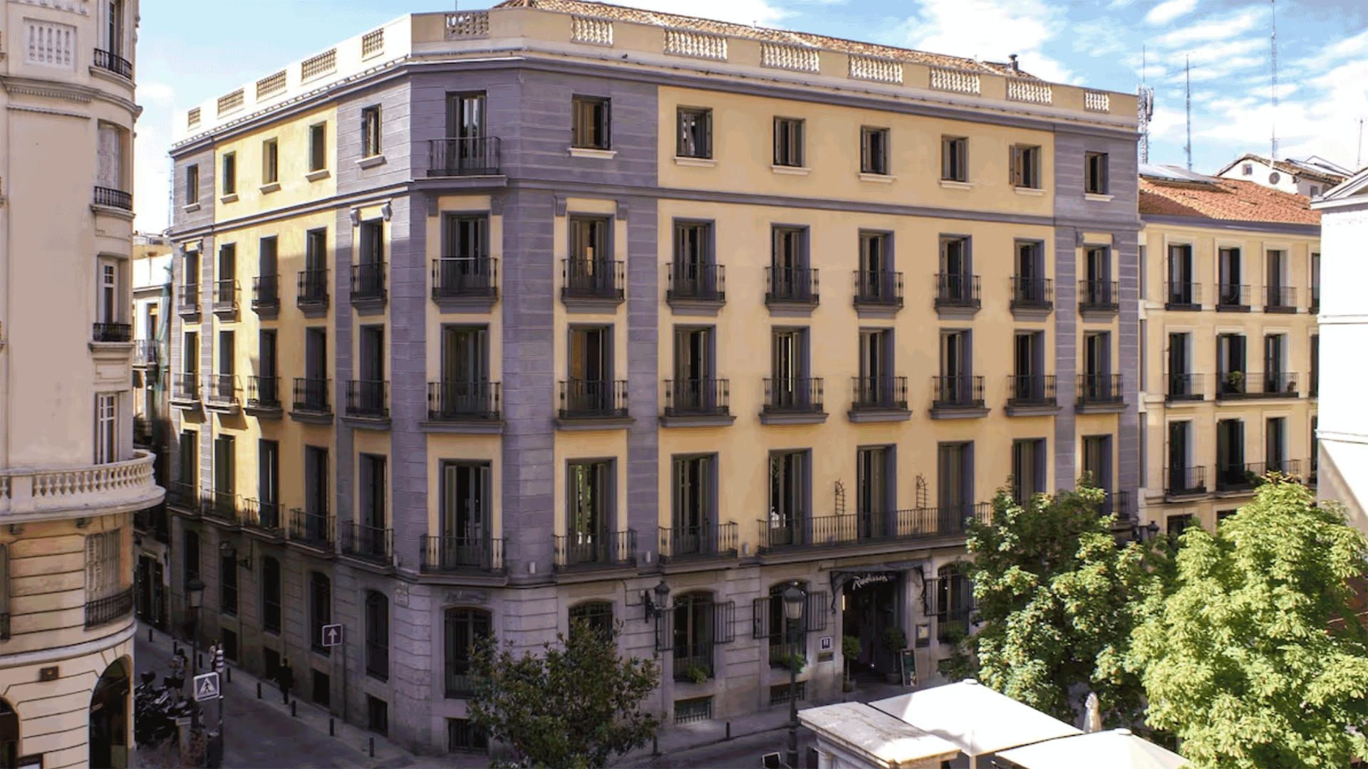 Radisson-Blu-Hotel,-Madrid-Prado-exterior